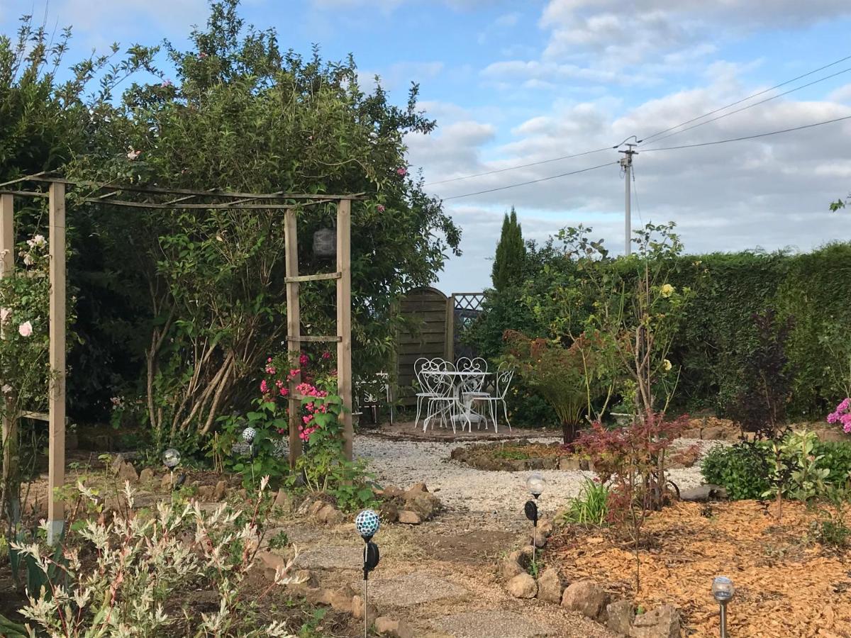 Bed and Breakfast Le Jardin Des Fees Savigny-le-Vieux Экстерьер фото